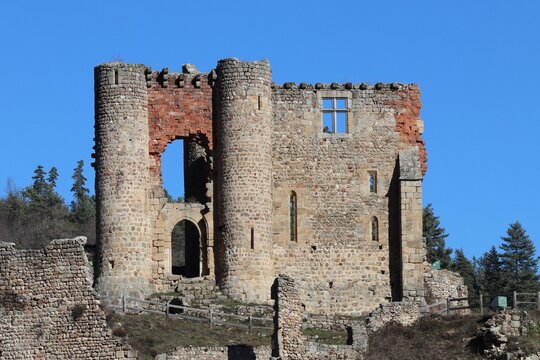 Les ruines du ch&acirc;teau de Rochebaron, construit au 15 &egrave;me si&egrave;cle,  vue de l'ext&eacute;rieur, ville de Bas en Basset, d&eacute;partement de Haute Loire, France