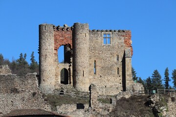 Les ruines du château de Rochebaron, construit au 15 ème siècle,  vue de l'extérieur, ville de Bas en Basset, département de Haute Loire, France