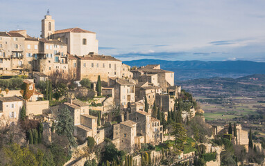 Fototapeta na wymiar L’un des plus beaux villages de France, Gordes est un village perché sur son rocher. Richesse architecturale et culturelle font de ce village incontournable un fleuron de la Provence.