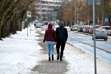 Para idąca zimą przez miasto