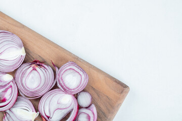 Obraz na płótnie Canvas Slices of onion on a wooden cutting board