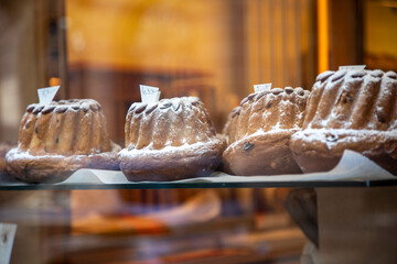 kouglof, gâteau en vitrine de boulangerie