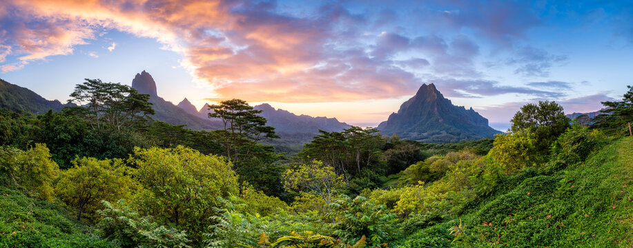 Panoramic sunset view of Mont Rotui on Moorea island, French Polynesia - Powered by Adobe