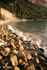 vague qui s'échoue sur les rochers