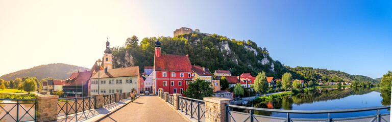 Blick auf Kallmünz und die Burg, Bayern, Deutschland 