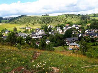 Blick auf den Kalvarienberg und Alendorf in der Nordeifel von der Etappe 7 des Eifelsteig, die von...
