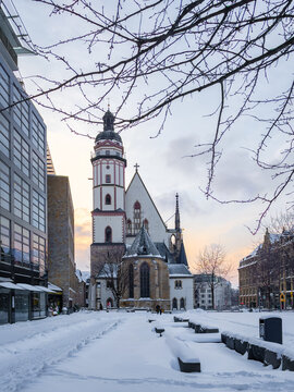 Thomaskirche Leipzig im Winter mit Schnee