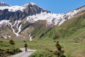 Fototapeta na wymiar Mit dem Mountainbike unterwegs im oberen Oytal