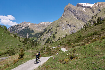 Fototapeta na wymiar Mit dem Mountainbike unterwegs im oberen Oytal
