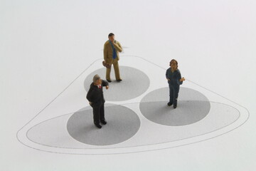 kleine Figuren stehen in Kreisen symbolisiert Mindestabstand 