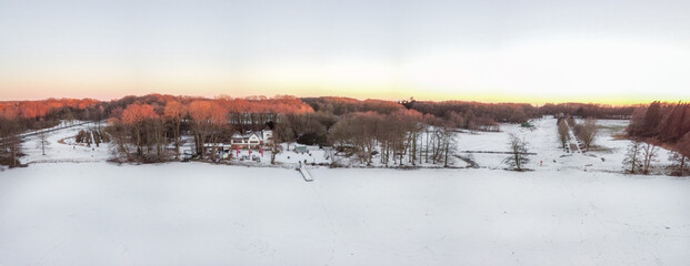 Schnee Panorama im Speckenbütteler Park Bremerhaven aus der Luft, mit der Drohne über dem Bootsteich im Winter