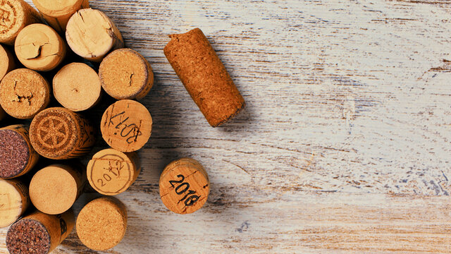 corchos de vino usado sobre un tablero de madera envejecido blanco