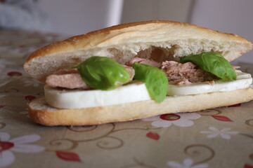 Panino italiano con tonno e fiordilatte