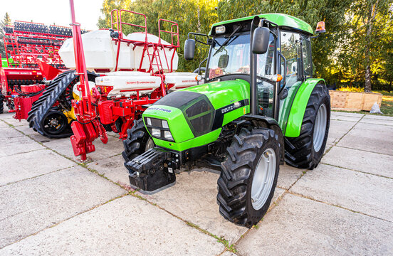 Modern agricultural wheeled tractor Deutz-Fahr 6175G