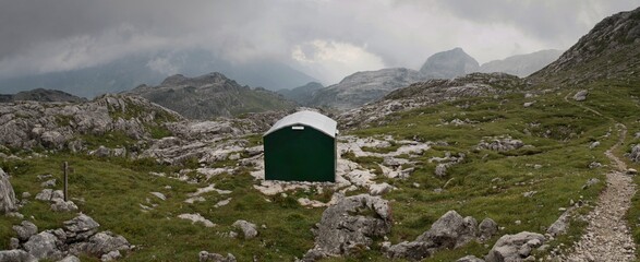 bivak Elio Marussich pod vrcholem Kanin v Julských Alpách v Itálii