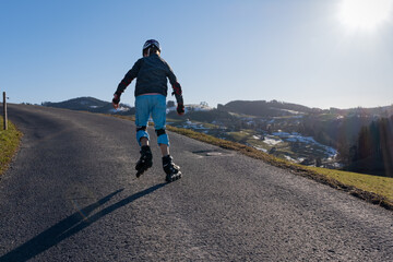 Mädchen am Inline Skaten
