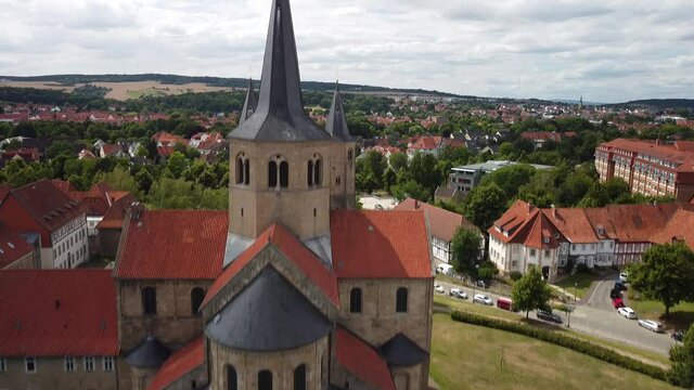 Hildesheim von Oben, mit der Drohne &uuml;ber die Kirche geflogen, Ausblick auf die Stadt und das Umland