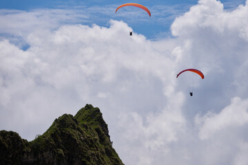 Zwei Gleitschirmflieger im Tandemflug über den Allgäuer Alpen