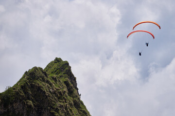 Zwei Gleitschirmflieger im Tandemflug über den Allgäuer Alpen