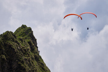 Zwei Gleitschirmflieger im Tandemflug über den Allgäuer Alpen