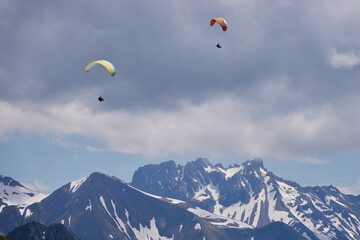 Fototapeta na wymiar Zwei Gleitschirmflieger in den Allgäuer Alpen