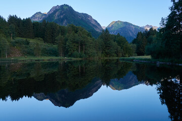 Fototapeta na wymiar Spiegelungen im Bergsee am frühen Morgen
