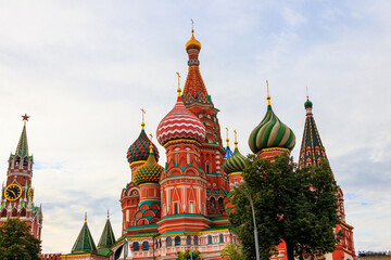 Fototapeta na wymiar St. Basil's Cathedral and Spasskaya tower of Kremlin on Red Square in Moscow, Russia