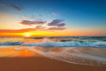 Poster Prachtige zonsopgang boven de zee © ValentinValkov