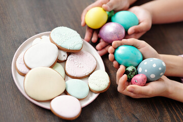 Gingerbread cakes with Easter eggs