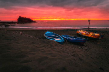 atardecer con barcas en la arena