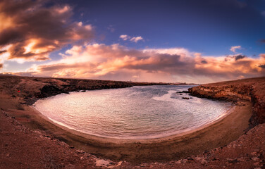 playa  al atardecer