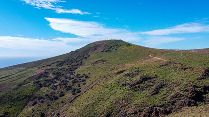 Fototapeta premium paisaje de una montaña y un cielo azul