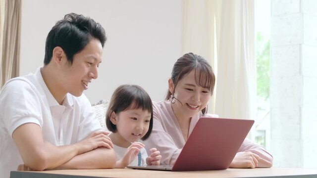 パソコンでビデオチャットをする家族