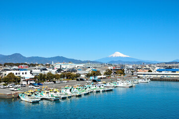 Fototapeta na wymiar 富士山と用宗漁港