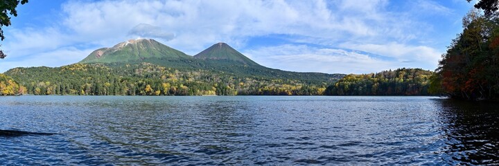 Obraz na płótnie Canvas ちょうど見頃の紅葉とオンネトーブルーの湖のパノラマ情景＠北海道