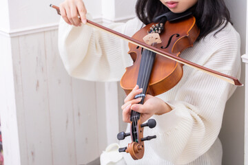 弦が1本切れたバイオリンを弾く女の子 © 健二 中村