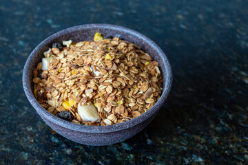 GRANOLA ORGANICA EM TIGELA DE MADEIRA.