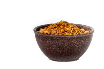 GRANOLA EM TIGELA DE MADEIRA EM FUNDO BRANCO
