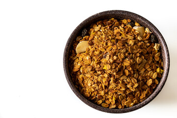 GRANOLA EM TIGELA DE MADEIRA EM FUNDO BRANCO