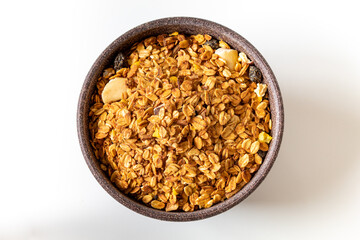 GRANOLA EM TIGELA DE MADEIRA EM FUNDO BRANCO