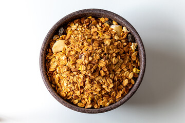 GRANOLA EM TIGELA DE MADEIRA EM FUNDO BRANCO