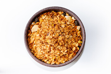 GRANOLA EM TIGELA DE MADEIRA EM FUNDO BRANCO