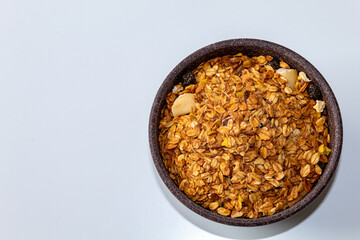 GRANOLA EM TIGELA DE MADEIRA EM FUNDO BRANCO
