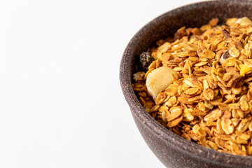 GRANOLA EM TIGELA DE MADEIRA EM FUNDO BRANCO