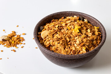 GRANOLA EM TIGELA DE MADEIRA EM FUNDO BRANCO