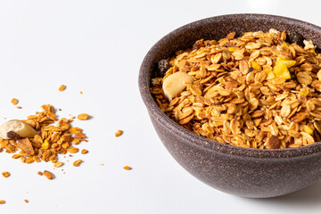 GRANOLA EM TIGELA DE MADEIRA EM FUNDO BRANCO