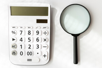 虫眼鏡と電卓の写真
