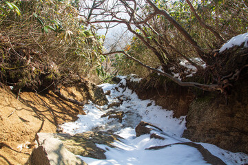 御在所岳登山　雪の残る中登山道