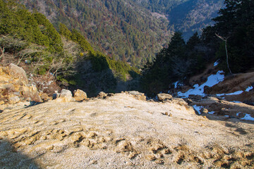御在所岳登山　中登山道のザレた道