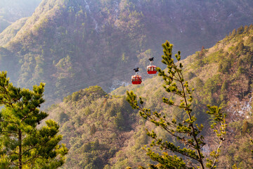 御在所岳登山　中登山道から眺める御在所ロープウェイ